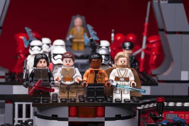 Rus, Samara - 8 Şubat 2019. LEGO Star Wars. Minifigures Star Wars karakterleri - Bölüm 8: Son Jedi. Kylo Ren, Rey, Phasma, Snoke, Hux ve fırtına askerleri takım