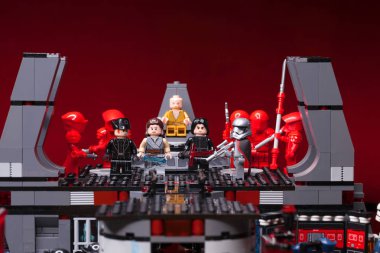 Rus, Samara - 8 Şubat 2019. LEGO Star Wars. Minifigures Star Wars karakterleri - Bölüm 8: Son Jedi. Kylo Ren, Rey, Phasma, Snoke, Hux ve fırtına askerleri takım