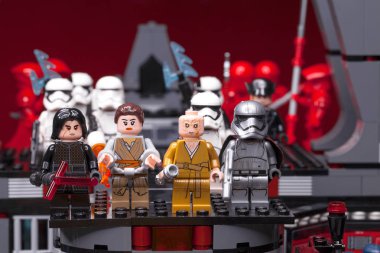 Rus, Samara - 8 Şubat 2019. LEGO Star Wars. Minifigures Star Wars karakterleri - Bölüm 8: Son Jedi. Kylo Ren, Rey, Phasma, Snoke, Hux ve fırtına askerleri takım
