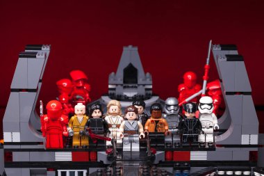 Rus, Samara - 8 Şubat 2019. LEGO Star Wars. Minifigures Star Wars karakterleri - Bölüm 8: Son Jedi. Kylo Ren, Rey, Phasma, Snoke, Hux ve fırtına askerleri takım