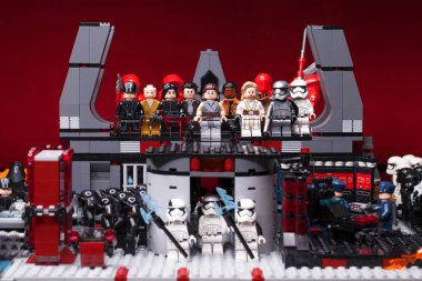 Rus, Samara - 8 Şubat 2019. LEGO Star Wars. Minifigures Star Wars karakterleri - Bölüm 8: Son Jedi. Kylo Ren, Rey, Phasma, Snoke, Hux ve fırtına askerleri takım