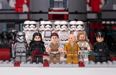 Rus, Samara - 8 Şubat 2019. LEGO Star Wars. Minifigures Star Wars karakterleri - Bölüm 8: Son Jedi. Kylo Ren, Rey, Phasma, Snoke, Hux ve fırtına askerleri takım