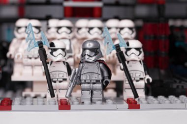 Rus, Samara - 6 Şubat 2019. LEGO Star Wars. Minifigures Star Wars karakterleri - Bölüm 8, Kaptan Phasma ve fırtına askerleri takım
