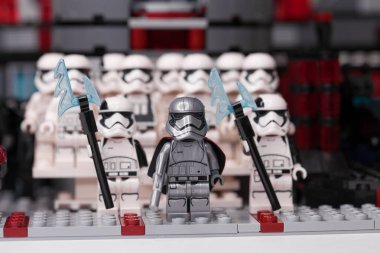 Rus, Samara - 6 Şubat 2019. LEGO Star Wars. Minifigures Star Wars karakterleri - Bölüm 8, Kaptan Phasma ve fırtına askerleri takım