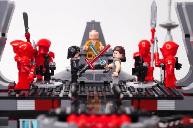 Rus, Samara - 8 Şubat 2019. LEGO Star Wars. Minifigures Star Wars karakterleri - Bölüm 8: Son Jedi. Kylo Ren, Rey, Phasma, Snoke, Hux ve fırtına askerleri takım