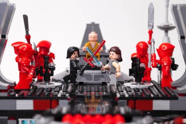 Rus, Samara - 8 Şubat 2019. LEGO Star Wars. Minifigures Star Wars karakterleri - Bölüm 8: Son Jedi. Kylo Ren, Rey, Phasma, Snoke, Hux ve fırtına askerleri takım