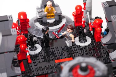 Rus, Samara - 8 Şubat 2019. LEGO Star Wars. Minifigures Star Wars karakterleri - Bölüm 8: Son Jedi. Kylo Ren, Rey, Phasma, Snoke, Hux ve fırtına askerleri takım