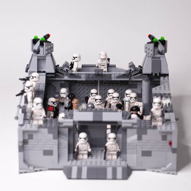 Rus, Samara - 6 Şubat 2019. LEGO Star Wars. Tasarımcı ev yapımı askeri temel Stormtrooper ilk orderpisode 8