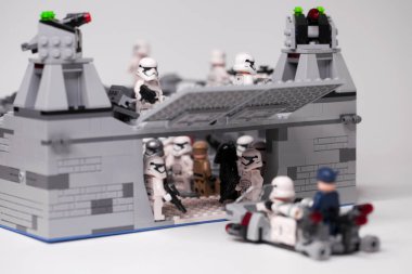 Rus, Samara - 6 Şubat 2019. LEGO Star Wars. Tasarımcı ev yapımı askeri temel Stormtrooper ilk orderpisode 8
