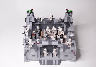 Rus, Samara - 6 Şubat 2019. LEGO Star Wars. Tasarımcı ev yapımı askeri temel Stormtrooper ilk orderpisode 8