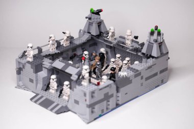Rus, Samara - 6 Şubat 2019. LEGO Star Wars. Tasarımcı ev yapımı askeri temel Stormtrooper ilk orderpisode 8