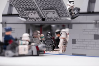 Rus, Samara - 6 Şubat 2019. LEGO Star Wars. Minifigures Star Wars karakterleri - Bölüm 8, Kaptan Phasma ve fırtına askerleri takım