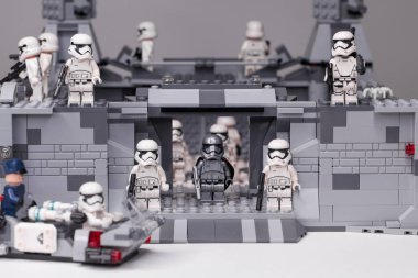Rus, Samara - 6 Şubat 2019. LEGO Star Wars. Minifigures Star Wars karakterleri - Bölüm 8, Kaptan Phasma ve fırtına askerleri takım