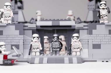 Rus, Samara - 6 Şubat 2019. LEGO Star Wars. Minifigures Star Wars karakterleri - Bölüm 8, Kaptan Phasma ve fırtına askerleri takım