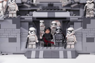 Rus, Samara - 6 Şubat 2019. LEGO Star Wars. Minifigures Star Wars karakterleri - Bölüm 8, Kaptan Phasma ve fırtına askerleri takım