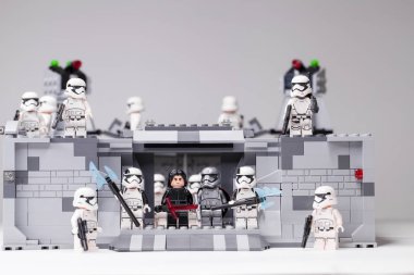 Rus, Samara - 6 Şubat 2019. LEGO Star Wars. Minifigures Star Wars karakterleri - Bölüm 8, Kaptan Phasma ve fırtına askerleri takım