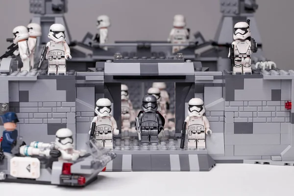 Rus, Samara - 6 Şubat 2019. LEGO Star Wars. Minifigures Star Wars karakterleri - Bölüm 8, Kaptan Phasma ve fırtına askerleri takım