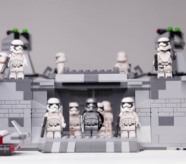 Rus, Samara - 6 Şubat 2019. LEGO Star Wars. Minifigures Star Wars karakterleri - Bölüm 8, Kaptan Phasma ve fırtına askerleri takım