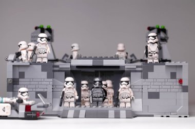 Rus, Samara - 6 Şubat 2019. LEGO Star Wars. Minifigures Star Wars karakterleri - Bölüm 8, Kaptan Phasma ve fırtına askerleri takım