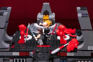 Rus, Samara - 8 Şubat 2019. LEGO Star Wars. Minifigures Star Wars karakterleri - Bölüm 8: Son Jedi. Kylo Ren, Rey, Phasma, Snoke, Hux ve fırtına askerleri takım