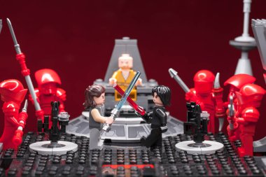 Rus, Samara - 8 Şubat 2019. LEGO Star Wars. Minifigures Star Wars karakterleri - Bölüm 8: Son Jedi. Kylo Ren, Rey, Phasma, Snoke, Hux ve fırtına askerleri takım