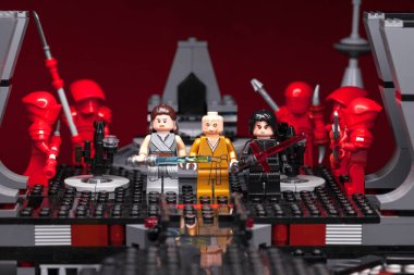 Rus, Samara - 8 Şubat 2019. LEGO Star Wars. Minifigures Star Wars karakterleri - Bölüm 8: Son Jedi. Kylo Ren, Rey, Phasma, Snoke, Hux ve fırtına askerleri takım