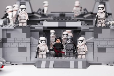 Rus, Samara - 6 Şubat 2019. LEGO Star Wars. Minifigures Star Wars karakterleri - Bölüm 8, Kaptan Phasma ve fırtına askerleri takım
