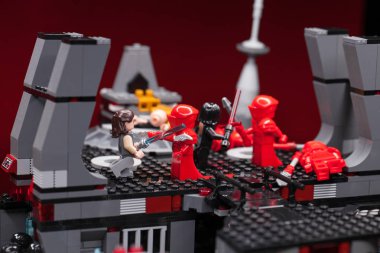 Rus, Samara - 8 Şubat 2019. LEGO Star Wars. Minifigures Star Wars karakterleri - Bölüm 8: Son Jedi. Elit Preatorian görevlisi