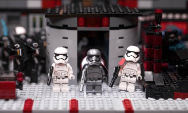 Rus, Samara - 6 Şubat 2019. LEGO Star Wars. Minifigures Star Wars karakterleri - Bölüm 8, Kaptan Phasma ve fırtına askerleri takım