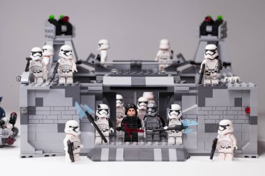 Rus, Samara - 6 Şubat 2019. LEGO Star Wars. Minifigures Star Wars karakterleri - Bölüm 8, Kaptan Phasma ve fırtına askerleri takım