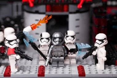 Rus, Samara - 6 Şubat 2019. LEGO Star Wars. Minifigures Star Wars karakterleri - Bölüm 8, Kaptan Phasma ve fırtına askerleri takım