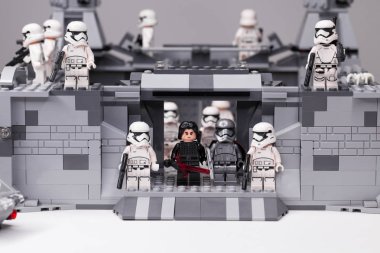 Rus, Samara - 6 Şubat 2019. LEGO Star Wars. Minifigures Star Wars karakterleri - Bölüm 8, Kaptan Phasma ve fırtına askerleri takım