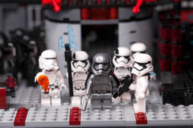 Rus, Samara - 6 Şubat 2019. LEGO Star Wars. Minifigures Star Wars karakterleri - Bölüm 8, Kaptan Phasma ve fırtına askerleri takım