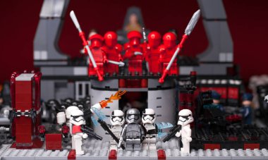 Rus, Samara - 6 Şubat 2019. LEGO Star Wars. Minifigures Star Wars karakterleri - Bölüm 8, Kaptan Phasma ve fırtına askerleri takım
