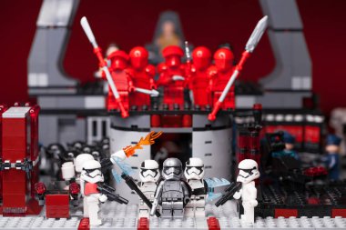 Rus, Samara - 6 Şubat 2019. LEGO Star Wars. Minifigures Star Wars karakterleri - Bölüm 8, Kaptan Phasma ve fırtına askerleri takım