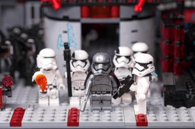 Rus, Samara - 6 Şubat 2019. LEGO Star Wars. Minifigures Star Wars karakterleri - Bölüm 8, Kaptan Phasma ve fırtına askerleri takım
