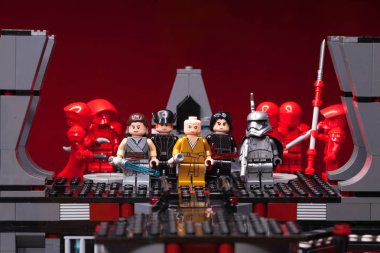 Rus, Samara - 8 Şubat 2019. LEGO Star Wars. Minifigures Star Wars karakterleri - Bölüm 8: Son Jedi. Kylo Ren, Rey, Phasma, Snoke, Hux ve fırtına askerleri takım