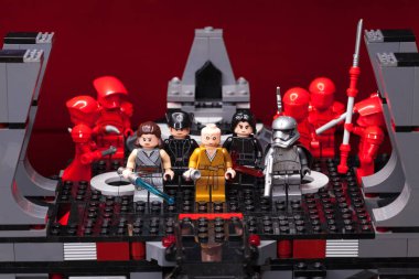 Rus, Samara - 8 Şubat 2019. LEGO Star Wars. Minifigures Star Wars karakterleri - Bölüm 8: Son Jedi. Kylo Ren, Rey, Phasma, Snoke, Hux ve fırtına askerleri takım