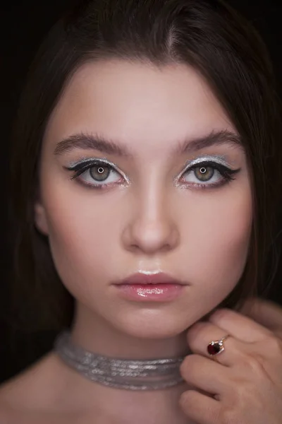 Zamknij Makijaż Modela Młoda Piękna Brunetka Dziewczyna Studio Czarny Ściana — Zdjęcie stockowe