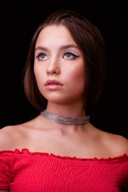 Makyaj modelini kapat. Genç, güzel esmer kız, stüdyo siyah duvar arka planında