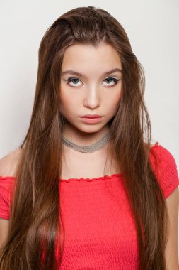 Makyaj. Güzel bir genç esmer kadın portresi portre