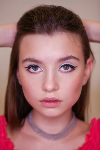 Make Closeup Portret Van Een Mooie Jonge Brunette Vrouw — Stockfoto