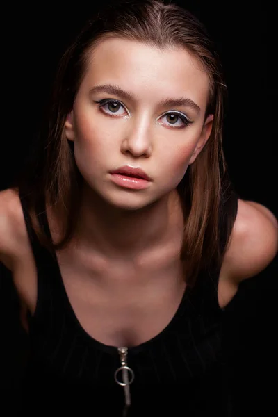 Makyaj Modelini Kapat Genç Güzel Esmer Kız Stüdyo Siyah Duvar — Stok fotoğraf