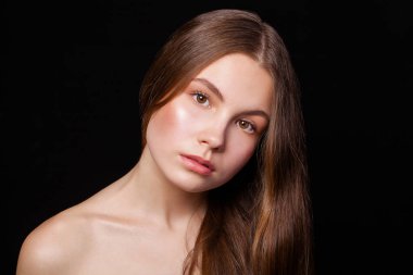 Makyaj modelini kapat. Genç, güzel esmer kız, stüdyo siyah duvar arka planında