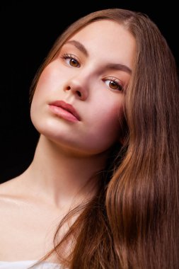 Makyaj modelini kapat. Genç, güzel esmer kız, stüdyo siyah duvar arka planında