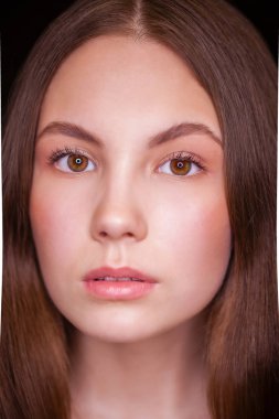 Makyaj modelini kapat. Genç, güzel esmer kız, stüdyo siyah duvar arka planında