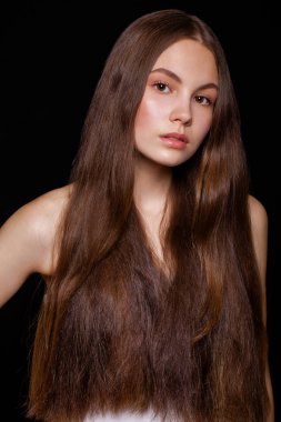 Makyaj modelini kapat. Genç, güzel esmer kız, stüdyo siyah duvar arka planında