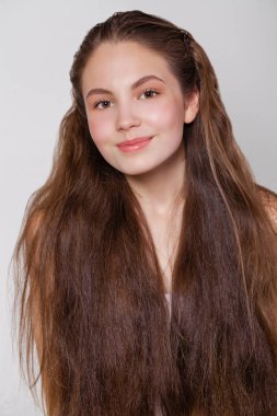 Portre kadar kapatın. Mutlu güzel esmer kadın, kapalı