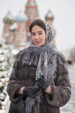 Portre yakın çekim vizon kürk içinde genç güzel mutlu esmer kadın 