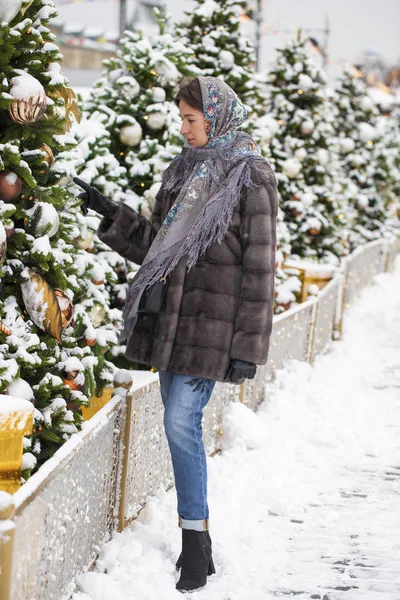 Happy Beautiful Brunette Woman Fur Mink Coat Scarf Center Christmas — Stock Photo, Image